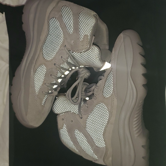 *SOLD* Yeezy desert boots in Cinder size 40 - Picture 2 of 9